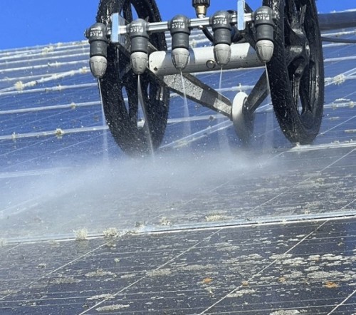 Flechtenentferner für PV-Anlagen von Cleantecs